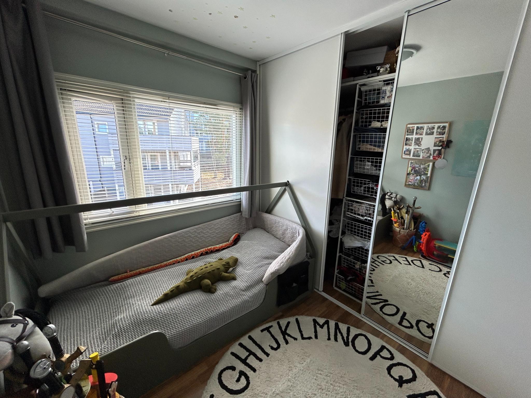 Soverom 2 (og 3), hvor det ene har skyvedørsgarderobe.